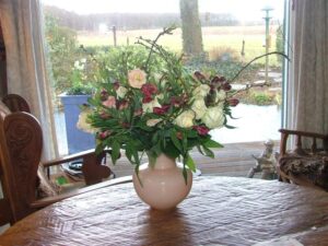 Buiten ons magnifieke uitzicht in zomer en winter Binnen een prachtige bos bloemen ter ere van ons 43 jarig huwelijk!